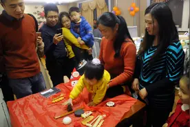 高圆圆女儿“抓周”，爷爷：怕什么选什么！抓周能决定宝宝未来？图片