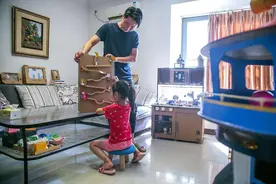 80后爸爸用废弃纸箱做玩具走红网络：父母给孩子最好的爱，是陪伴图片