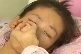 妻子身患绝症瘫痪在床，丈夫狠心送来寿衣，直言：不治了！纪录片图片