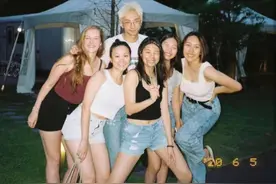 伊能静儿子与美女开泳池派对，穿着清凉泡在水里，左拥右抱显亲密图片