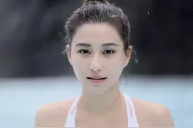 何超莲真敢穿！胸前透视还不够，中间还增加切割设计，太撩人图片