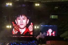 张杰演唱会设备出现故障！受伤流血后还安慰粉丝，官方也报平安了图片