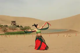 飞天舞者琪琪在鸣沙山月牙泉翩翩起舞图片