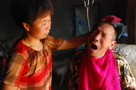 女子照顾瘫痪丈夫20多年，喂丈夫吃饭先咬啐再喂到他嘴里图片