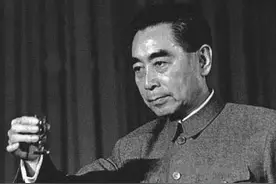周总理饮酒趣事：喝倒许世友，却喝不过美女翻译，两次向主席认错图片