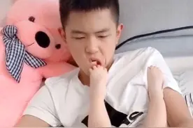 妹妹将小脚塞进哥哥嘴里，哥哥满脸嫌弃，却不敢轻易发火图片