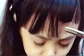 被亲妈剪出“狗啃式”刘海后，她靠颜值撑起发型，网友：这是天使图片