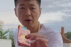 街溜子李会长拍了拍你：小老弟，来抽颗华子图片