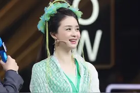 蒋欣再扮七仙女造型挺美，穿西装却成“蒋大壮”，肩宽到底该咋穿图片