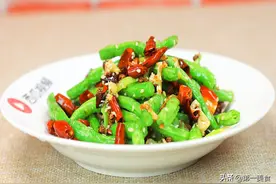 干煸四季豆要不要用油炸？厨师长教你正确做法，香辣脆嫩又入味图片