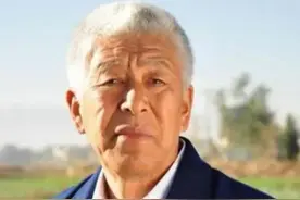 中国第一村长张洪杰：中年养瘫痪妻子，晚年还要养“吸血鬼”儿女图片