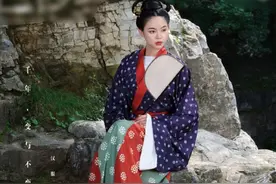 张梓琳罕穿古装，绑腰带秀A4小蛮腰，刚生二胎3个月身材恢复迅速图片