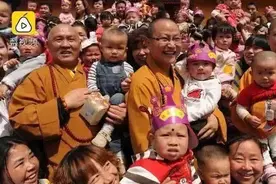 汶川地震后，破戒僧护108罗汉娃降生，那些爱和善意终将化为希望图片