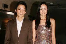 吴彦祖一家四口路边吃饭，打扮朴素接地气，遇大妈求合影表现友善图片