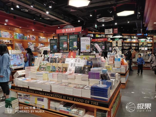 红魔5G暴走开黑，144Hz刷新率爽飞！除了打游戏它还有狠招～