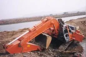 挖掘机日常操作不规范引发的事故图片