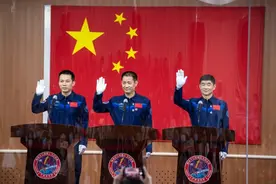 神舟十二号飞天！“太空华服”亮相世界，“科技＋设计”都来自这所大学！图片