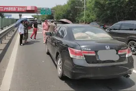 本田雅阁追尾领克01，下车后，车主：终于知道啥是买发动机送车身图片