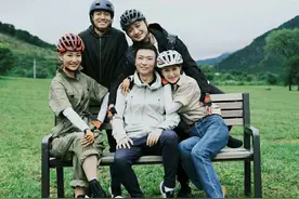 央视主持团晒合照！张蕾紧搂康辉似夫妻，被批关系太亲密不适合图片