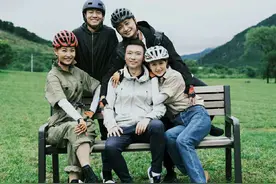 央视主持团晒合照！张蕾紧搂康辉似夫妻，被批关系太亲密不适合图片