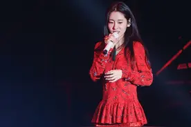 张碧晨变身气场女王，正红色裙装聚焦全场灯光，气势超强图片