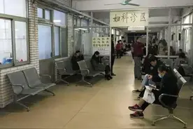 高龄女子由丈夫陪着，称自己肚子特别疼，检查后生下一个男孩图片