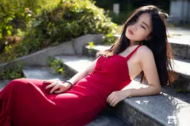 40岁单亲妈妈努力走出过往，10岁女儿对其珍爱有加图片