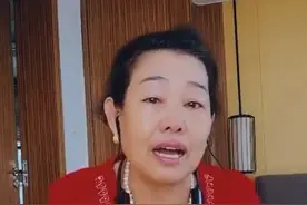 小沈阳68岁妈妈面对镜头唱歌，唱到动情流眼泪，母子二人颇像图片