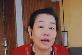 小沈阳68岁妈妈面对镜头唱歌，唱到动情流眼泪，母子二人颇像图片