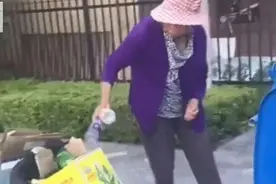 拾荒老人，玛莎拉蒂车主，他为何如此宠她图片