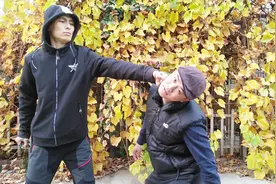 学会这个防身术，再有身材高大的人过来打我们，可以轻松制服他视频封面