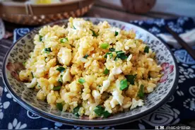 两个鸡蛋明明能做螃蟹炒饭，你却要做蛋炒饭，怪不得不好吃图片