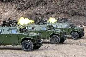 中国军车的头号主力，全方位超越美国悍马，翻山越岭如履平地图片