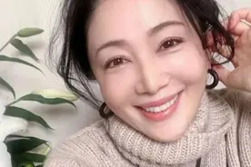 52岁日本大妈，少女脸蛋，S型身材，她的冻龄方法，你也能做到图片