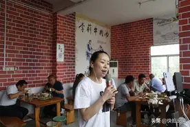她唱歌卖牛肉汤生意火爆，有人开车数百公里来吃一碗汤图片