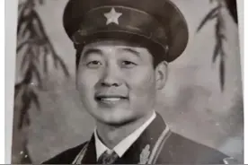 杜新枝彻底藏不住了：继伪造郭威出生证后，还敢伪造立功受奖证书图片