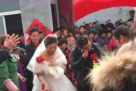 农村举办结婚典礼，新娘子却吐个不停，这到底是怎么了视频封面