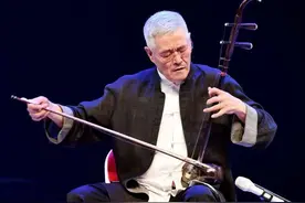 为武汉捐款一千万的赵本山，笑了图片