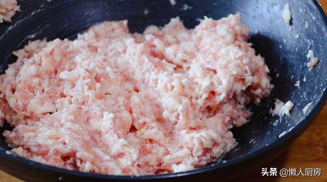 天冷爱吃这道菜，教你马蹄猪肉丸子的做法，猪肉肥瘦选择有小窍门