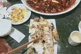 吃完鱼怀疑老板缺斤短两，一家三口将鱼骨头拼起来报警了图片