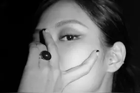 Jennie 黑白酷拍头像图片