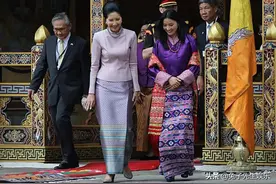 29岁不丹王后欢迎泰国第一夫人，罕见低头露齿大笑，学霸间聊得欢图片