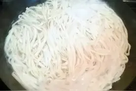 故事：那年，为了和懒惰的炊事员较劲，我们七个人吃了二十斤面的面条图片