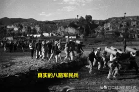 八路军民兵行军打仗图，扛着榆木大炮打鬼子，跟电视剧不一样图片