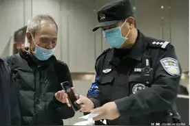 沙坪坝：捡到他人财物拒不承认，民警一番话让他主动物归原主图片