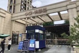 交付三年突遭“开发商毁绿”，江北中交锦蘭荟业主成立“护绿队”图片