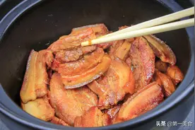 先煎后焖五花肉，光闻香味都解馋！这一大锅，关系够铁才上这道菜图片
