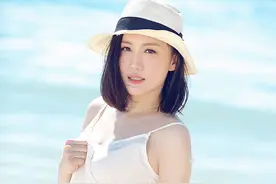 向往时尚｜王婉娟沙滩写真，莫道不销魂，帘卷西风，人比黄花瘦。图片