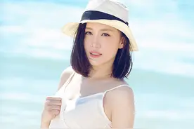 向往时尚｜王婉娟沙滩写真，莫道不销魂，帘卷西风，人比黄花瘦。图片