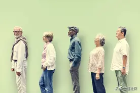 事业单位退休后，为什么有两张工资卡？图片